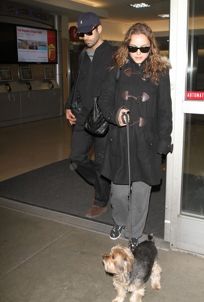 Natalie Portman và người tình Benjamin Millepied đưa chú chó Whiz tới sân bay LAX ở New York.